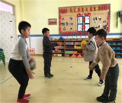 有趣的抛接球活动_鹤壁市实验幼儿园_鹤壁市实验幼儿园